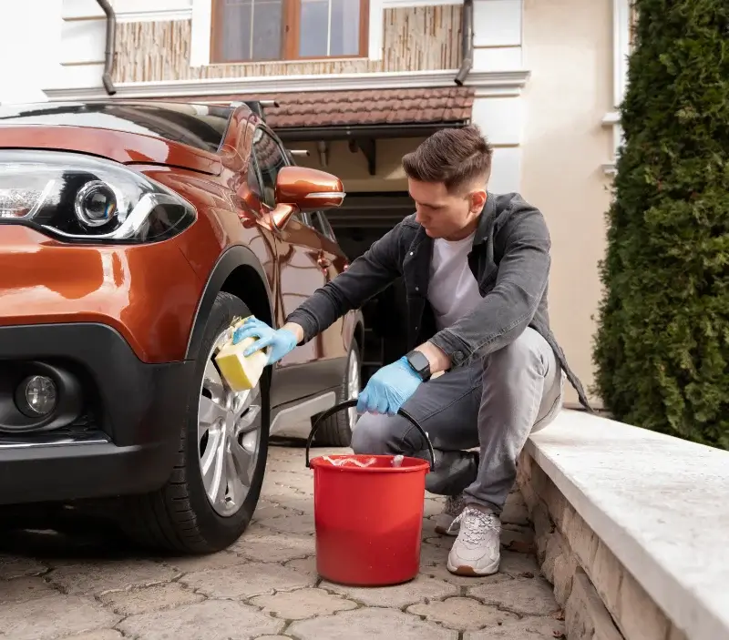 Lavage auto à domicile Treignac : professionnel intervenant sur un véhicule